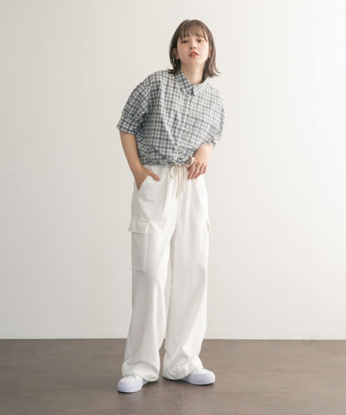 KBF（ケイビーエフ）の「WIDEカーゴスウェットパンツ（カーゴパンツ・レディース・オフホワイト/グレー・ONE）」の17枚目の写真