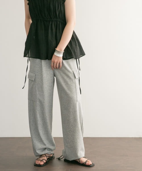 KBF（ケイビーエフ）の「WIDEカーゴスウェットパンツ（カーゴパンツ・レディース・オフホワイト/グレー・ONE）」の21枚目の写真