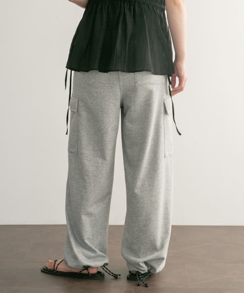 KBF（ケイビーエフ）の「WIDEカーゴスウェットパンツ（カーゴパンツ・レディース・オフホワイト/グレー・ONE）」の22枚目の写真