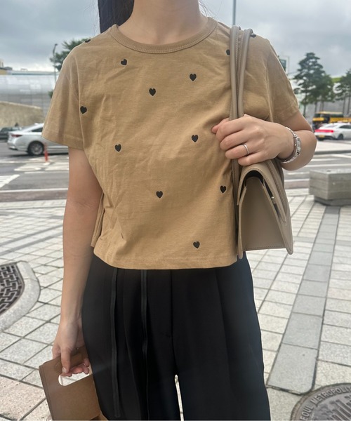 I_am(アイアム)の「heartful t shirt / ハートフルtシャツ(Tシャツ/カットソー・レディース・ホワイト/キャメル/ブラック・FREE)」の3枚目の写真