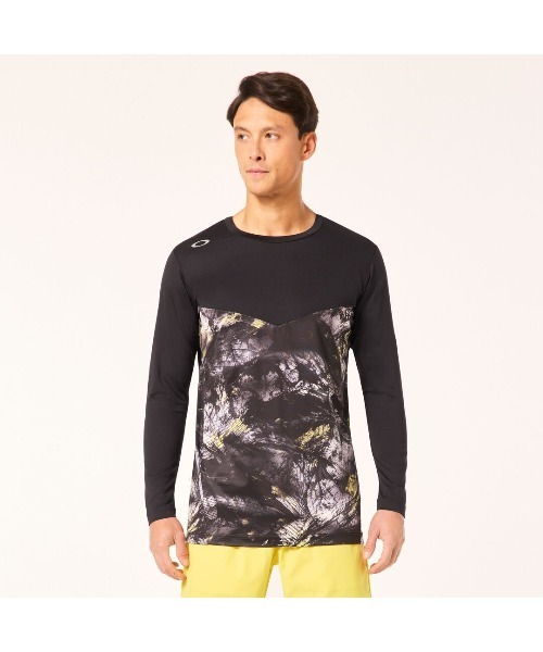 OAKLEY(オークリー)の「オークリー STRIKING UTILITY LS TEE 5.0 / ロングTシャツ/ ロンT/TRAINING スポーツ・トレーニング/紫外線対策/ OAKLEY(Tシャツ/カットソー・メンズ・ブラック/ネイビー・S/M/L/XL)」の2枚目の写真