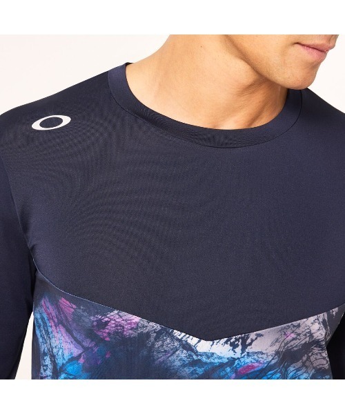 OAKLEY(オークリー)の「オークリー STRIKING UTILITY LS TEE 5.0 / ロングTシャツ/ ロンT/TRAINING スポーツ・トレーニング/紫外線対策/ OAKLEY(Tシャツ/カットソー・メンズ・ブラック/ネイビー・S/M/L/XL)」の10枚目の写真