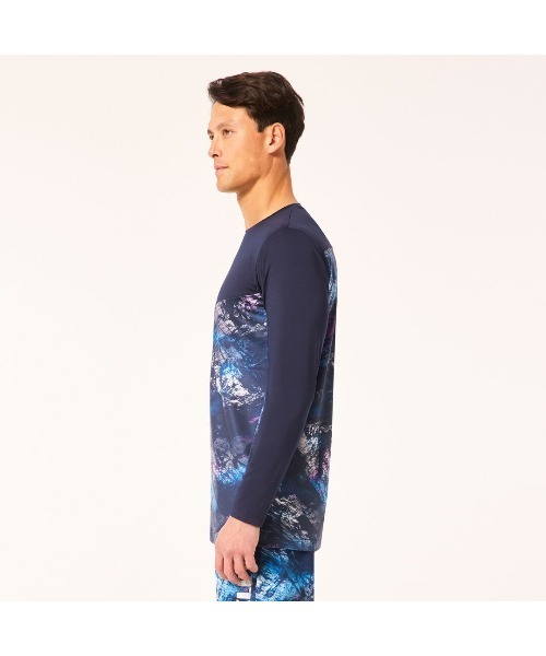 OAKLEY(オークリー)の「オークリー STRIKING UTILITY LS TEE 5.0 / ロングTシャツ/ ロンT/TRAINING スポーツ・トレーニング/紫外線対策/ OAKLEY(Tシャツ/カットソー・メンズ・ブラック/ネイビー・S/M/L/XL)」の4枚目の写真