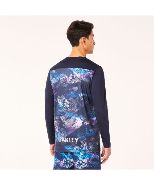 OAKLEY(オークリー)の「オークリー STRIKING UTILITY LS TEE 5.0 / ロングTシャツ/ ロンT/TRAINING スポーツ・トレーニング/紫外線対策/ OAKLEY(Tシャツ/カットソー・メンズ・ブラック/ネイビー・S/M/L/XL)」の3枚目の写真