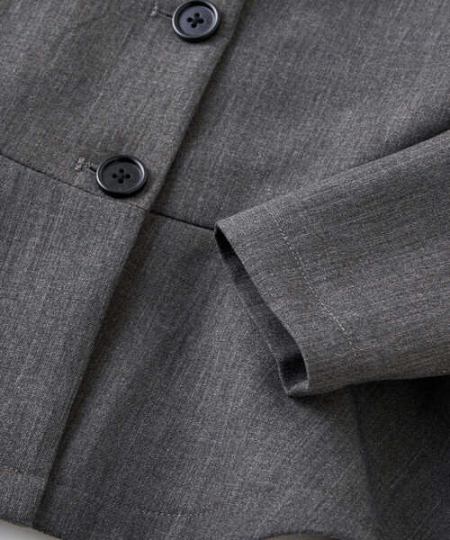 BeBe（ベベ）の「ウール調ペプラムフリルノーカラージャケット(100~150cm)（ノーカラージャケット・キッズ・グレー・110cm/120cm/130cm/140cm/150cm/100cm）」の7枚目の写真