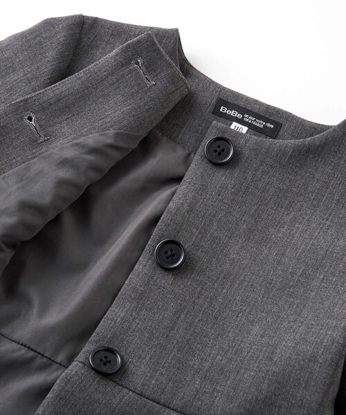 BeBe（ベベ）の「ウール調ペプラムフリルノーカラージャケット(100~150cm)（ノーカラージャケット・キッズ・グレー・110cm/120cm/130cm/140cm/150cm/100cm）」の9枚目の写真