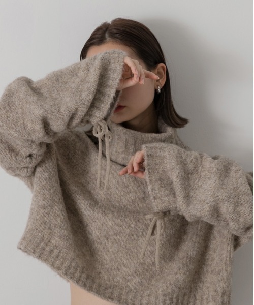 ad thie(アドティエ)の「ハイネック・袖ドロスト ブークレショート丈ニット(ニット/セーター・レディース・チャコール/ベージュ/ブルー/杢グレー・FREE)」の6枚目の写真