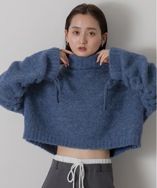 ad thie(アドティエ)の「ハイネック・袖ドロスト ブークレショート丈ニット(ニット/セーター・レディース・チャコール/ベージュ/ブルー/杢グレー・FREE)」の13枚目の写真