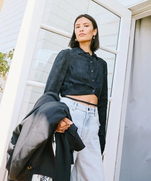 ブラウス シャツ RVCA レディース INVISIBLE MAN TOP 長袖シャツ/ルーカクロップド・ショート丈シャツ レディース RVCA（ルーカ）の「RVCA レディース INVISIBLE MAN TOP 長袖