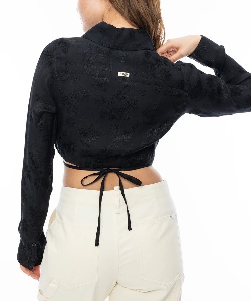 RVCA（ルーカ）の「RVCA レディース INVISIBLE MAN TOP 長袖シャツ/ルーカクロップド・ショート丈シャツ（シャツ/ブラウス・レディース・ブラック・MEDIUM/LARGE/SMALL）」の4枚目の写真