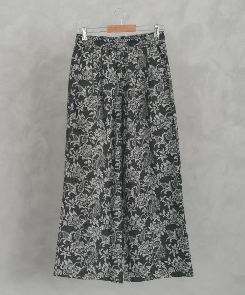 Shoowtime(ショウタイム)の「Flower pattern 2 tuck wide pants / フラワーパターン2タックワイドパンツ(その他パンツ・メンズ・グレー・X-LARGE/LARGE/MEDIUM)」の2枚目の写真
