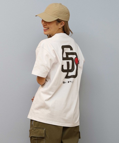 NEW ERA(ニューエラ)の「【ユニセックス】NEW ERA/ニューエラ MLB オーバーサイズ/バックプリントTシャツ 14670935/14670936/14670937/14670938/14670933/14670934(Tシャツ/カットソー・レディース・ホワイト系その他3/ホワイト系その他/ホワイト系その他2/ブラック系その他/ブラック系その他2/ブラック系その他3・S/L/M)」の3枚目の写真