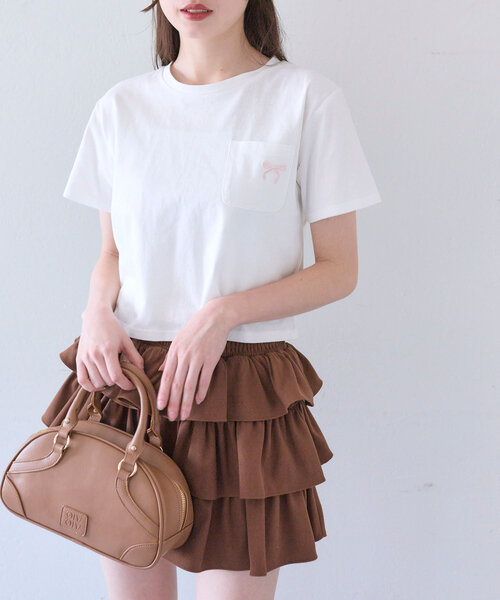 OLIVE des OLIVE(オリーブデオリーブ)の「リボン刺繍Tシャツ(Tシャツ/カットソー・レディース・オフホワイト/ピンク/サックスブルー/イエロー/ブラック・FREE)」の2枚目の写真