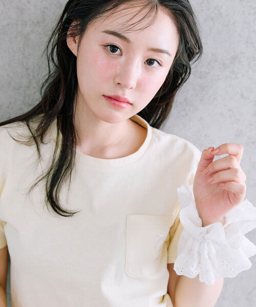 OLIVE des OLIVE(オリーブデオリーブ)の「リボン刺繍Tシャツ(Tシャツ/カットソー・レディース・オフホワイト/ピンク/サックスブルー/イエロー/ブラック・FREE)」の5枚目の写真