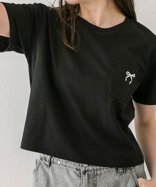 OLIVE des OLIVE(オリーブデオリーブ)の「リボン刺繍Tシャツ(Tシャツ/カットソー・レディース・オフホワイト/ピンク/サックスブルー/イエロー/ブラック・FREE)」の3枚目の写真