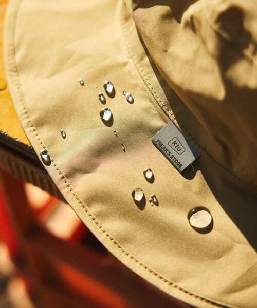 KiU（キウ）の「KiU×FREAK'S STORE/キウ×フリークスストア 別注 UV&RAIN PACKABLE SAFARI HAT 晴雨兼用 パッカブルサファリハット（ハット・メンズ・ベージュ/ブラック・ONE SIZE）」の16枚目の写真