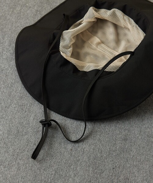 KiU（キウ）の「KiU×FREAK'S STORE/キウ×フリークスストア 別注 UV&RAIN PACKABLE SAFARI HAT 晴雨兼用 パッカブルサファリハット（ハット・メンズ・ベージュ/ブラック・ONE SIZE）」の6枚目の写真