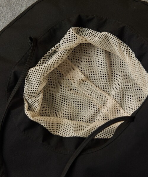 KiU（キウ）の「KiU×FREAK'S STORE/キウ×フリークスストア 別注 UV&RAIN PACKABLE SAFARI HAT 晴雨兼用 パッカブルサファリハット（ハット・メンズ・ベージュ/ブラック・ONE SIZE）」の5枚目の写真