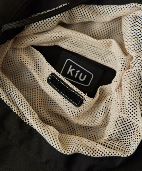 KiU（キウ）の「KiU×FREAK'S STORE/キウ×フリークスストア 別注 UV&RAIN PACKABLE SAFARI HAT 晴雨兼用 パッカブルサファリハット（ハット・メンズ・ベージュ/ブラック・ONE SIZE）」の4枚目の写真