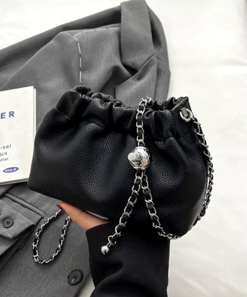 ad thie(アドティエ)の「チェーン ショルダー 巾着バッグ(ショルダーバッグ・レディース・ブラウン/アイボリー/ブラック・FREE)」の9枚目の写真