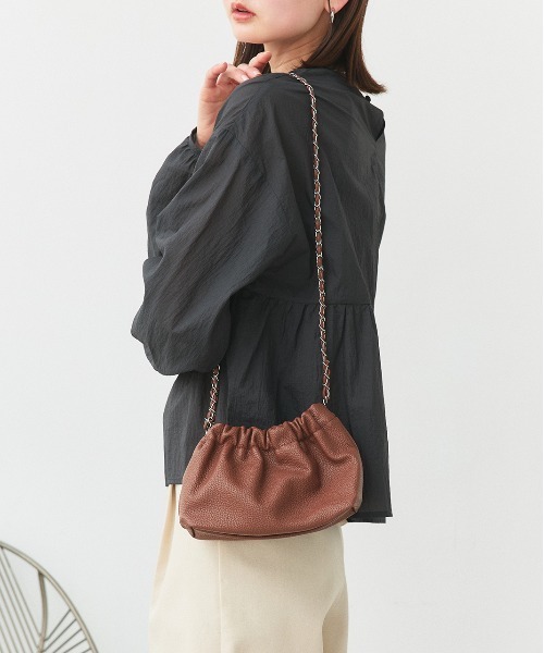 ad thie(アドティエ)の「チェーン ショルダー 巾着バッグ(ショルダーバッグ・レディース・ブラウン/アイボリー/ブラック・FREE)」の5枚目の写真