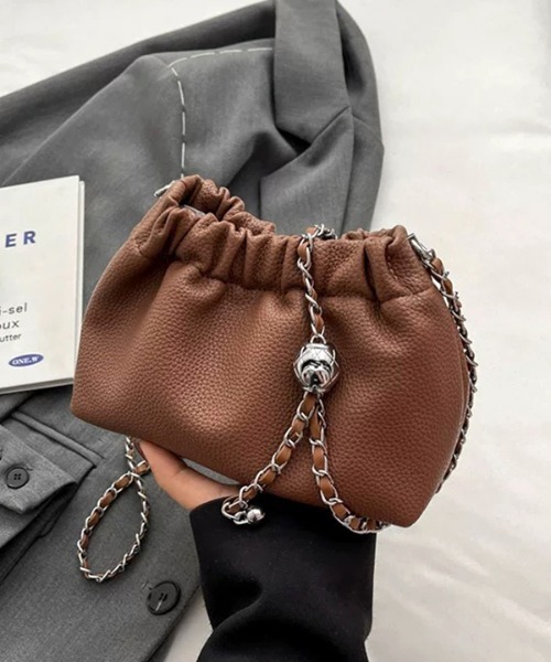 ad thie(アドティエ)の「チェーン ショルダー 巾着バッグ(ショルダーバッグ・レディース・ブラウン/アイボリー/ブラック・FREE)」の4枚目の写真