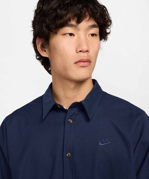 NIKE(ナイキ)の「ナイキ クラブ メンズ オーバーサイズド ロングスリーブ オックスフォード シャツ / Nike Club Men's Oversized Long-Sleeved Oxford Shirt HM9591-451 Obsidian(シャツ/ブラウス・メンズ・ネイビー・2XL/XL/S/M/L)」の8枚目の写真
