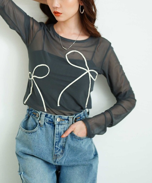 Sawa a la mode(サワアラモード)の「リボンコード刺繍シアートップス(Tシャツ/カットソー・レディース・チャコールグレー/ブラック・FREE)」の2枚目の写真
