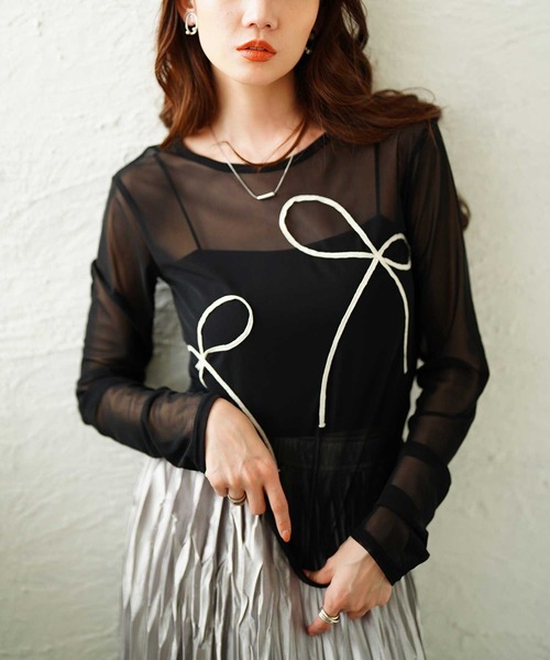 Sawa a la mode(サワアラモード)の「リボンコード刺繍シアートップス(Tシャツ/カットソー・レディース・チャコールグレー/ブラック・FREE)」の1枚目の写真