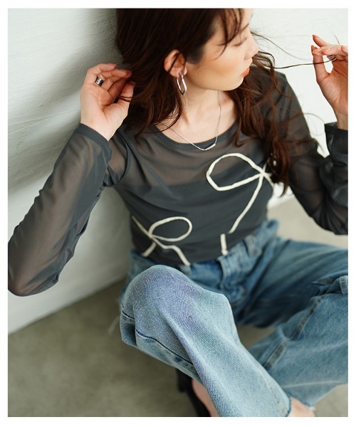 Sawa a la mode(サワアラモード)の「リボンコード刺繍シアートップス(Tシャツ/カットソー・レディース・チャコールグレー/ブラック・FREE)」の13枚目の写真