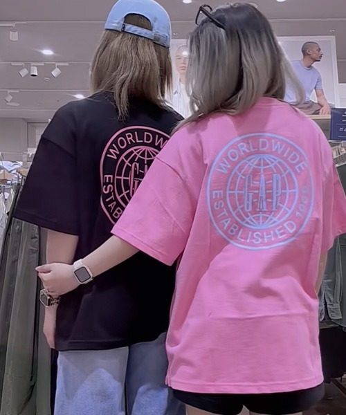 【新品タグ付き】パールロゴTシャツ PINK 2025SS セール】GAPワールドロゴTシャツ（Tシャツ/カットソー）｜GAP