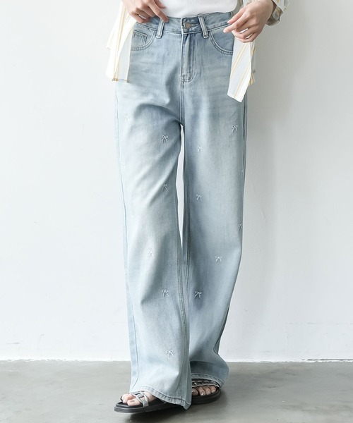 mili an deni(ミリアンデニ)の「リボン刺繍デニムパンツ(デニムパンツ・レディース・ライトブルー・M/L)」の2枚目の写真