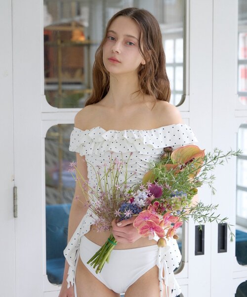 Chico（チコ）の「【水着/トップス】ドロップフリルペプラムトップス（水着・レディース・ブラック/ホワイト/ブルー/ホワイト系その他/ブラウン・FREE）」の7枚目の写真