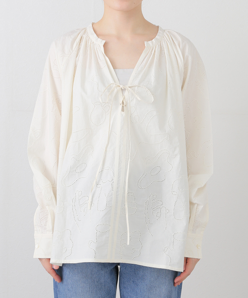 mii(ミー)の「【Mii / ミイ】BRODERIE ANGLAISE TUNIC(シャツ/ブラウス・レディース・アイボリー・LARGE)」の8枚目の写真