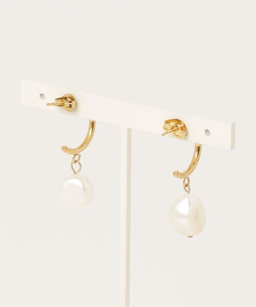 AKEL（アケル）の「【AKEL】アケル/ フープ淡水パールピアス(両耳セット)/金属アレルギー対応ピアス（サージカルステンレス）（ピアス（両耳用）・レディース・ゴールド・FREE）」の3枚目の写真