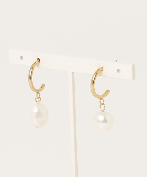 AKEL（アケル）の「【AKEL】アケル/ フープ淡水パールピアス(両耳セット)/金属アレルギー対応ピアス（サージカルステンレス）（ピアス（両耳用）・レディース・ゴールド・FREE）」の4枚目の写真