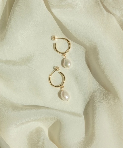 AKEL（アケル）の「【AKEL】アケル/ フープ淡水パールピアス(両耳セット)/金属アレルギー対応ピアス（サージカルステンレス）（ピアス（両耳用）・レディース・ゴールド・FREE）」の2枚目の写真