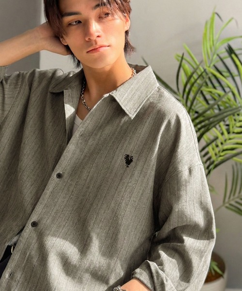 Classical Origin（クラシカルオリジン）の「「日常をアップデート。」刺繍入りウールライクストライプ柄オーバーサイズシャツ（長袖）/Wool-Feel Fabric Embroidered Stripe Pattern Oversized Shirt（シャツ/ブラウス・メンズ・チャコールグレー/グレー/ダークネイビー/ベージュ・LARGE/MEDIUM/SMALL）」の2枚目の写真