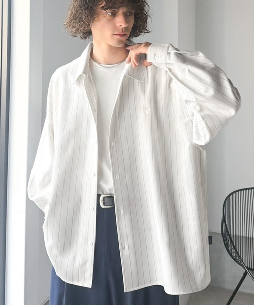 Classical Origin(クラシカルオリジン)の「「日常をアップデート。」刺繍入りウールライクストライプ柄オーバーサイズシャツ(長袖)/Wool-Feel Fabric Embroidered Stripe Pattern Oversized Shirt(シャツ/ブラウス・メンズ・チャコールグレー/グレー/ダークネイビー/ベージュ/オフホワイト/イエロー・LARGE/MEDIUM/SMALL)」の2枚目の写真