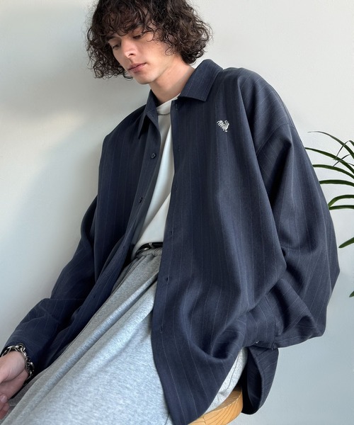 Classical Origin（クラシカルオリジン）の「「日常をアップデート。」刺繍入りウールライクストライプ柄オーバーサイズシャツ（長袖）/Wool-Feel Fabric Embroidered Stripe Pattern Oversized Shirt（シャツ/ブラウス・メンズ・チャコールグレー/グレー/ダークネイビー/ベージュ・LARGE/MEDIUM/SMALL）」の4枚目の写真