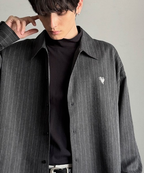 Classical Origin（クラシカルオリジン）の「「日常をアップデート。」刺繍入りウールライクストライプ柄オーバーサイズシャツ（長袖）/Wool-Feel Fabric Embroidered Stripe Pattern Oversized Shirt（シャツ/ブラウス・メンズ・チャコールグレー/グレー/ダークネイビー/ベージュ・LARGE/MEDIUM/SMALL）」の5枚目の写真