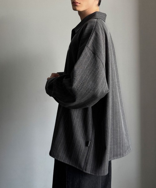 Classical Origin（クラシカルオリジン）の「「日常をアップデート。」刺繍入りウールライクストライプ柄オーバーサイズシャツ（長袖）/Wool-Feel Fabric Embroidered Stripe Pattern Oversized Shirt（シャツ/ブラウス・メンズ・チャコールグレー/グレー/ダークネイビー/ベージュ・LARGE/MEDIUM/SMALL）」の6枚目の写真