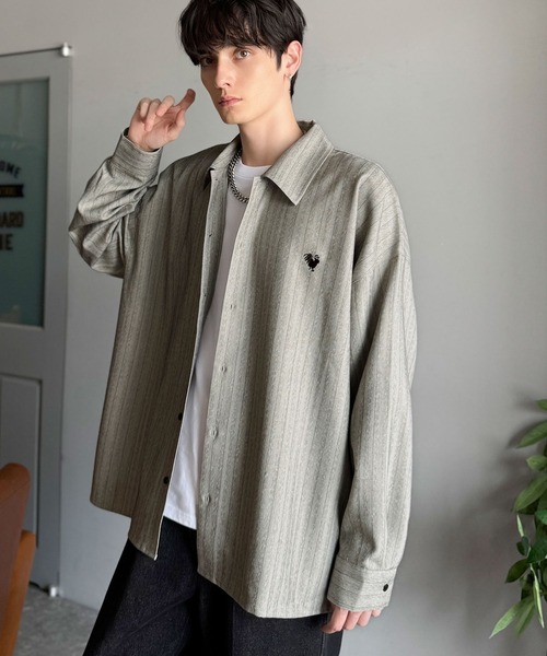Classical Origin（クラシカルオリジン）の「「日常をアップデート。」刺繍入りウールライクストライプ柄オーバーサイズシャツ（長袖）/Wool-Feel Fabric Embroidered Stripe Pattern Oversized Shirt（シャツ/ブラウス・メンズ・チャコールグレー/グレー/ダークネイビー/ベージュ・LARGE/MEDIUM/SMALL）」の7枚目の写真