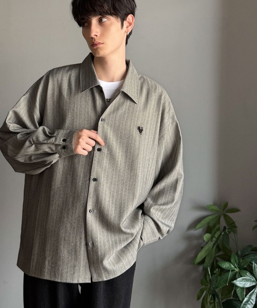 Classical Origin（クラシカルオリジン）の「「日常をアップデート。」刺繍入りウールライクストライプ柄オーバーサイズシャツ（長袖）/Wool-Feel Fabric Embroidered Stripe Pattern Oversized Shirt（シャツ/ブラウス・メンズ・チャコールグレー/グレー/ダークネイビー/ベージュ・LARGE/MEDIUM/SMALL）」の8枚目の写真