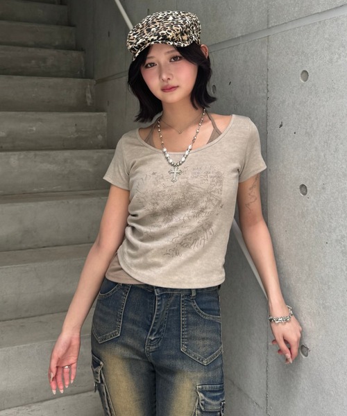 ZIPPER CLUB(ZIPPER CLUB ジッパークラブ)の「レタリングレイヤードトップス(Tシャツ/カットソー・レディース・ベージュ/グレー・LARGE/SMALL/MEDIUM)」の3枚目の写真