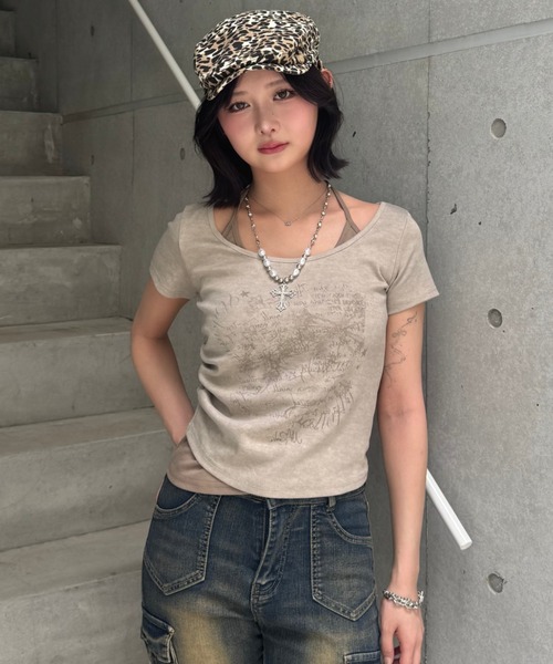 ZIPPER CLUB(ZIPPER CLUB ジッパークラブ)の「レタリングレイヤードトップス(Tシャツ/カットソー・レディース・ベージュ/グレー・LARGE/SMALL/MEDIUM)」の4枚目の写真