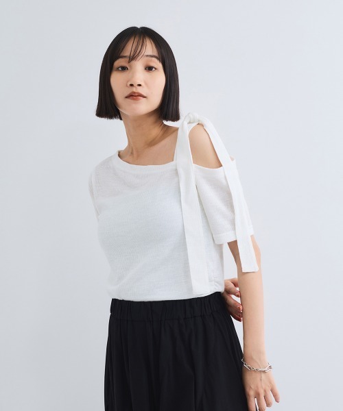 VICKY(ビッキー)の「ワンショルリボンカットトップス≪手洗い可能≫(Tシャツ/カットソー・レディース・オフホワイト/イエロー/ブラック・M)」の1枚目の写真