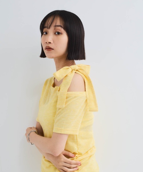 VICKY(ビッキー)の「ワンショルリボンカットトップス≪手洗い可能≫(Tシャツ/カットソー・レディース・オフホワイト/イエロー/ブラック・M)」の4枚目の写真