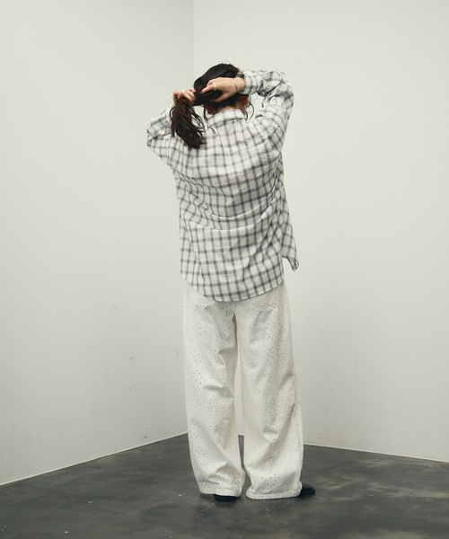 Lutim by u（ルチバイユー）の「Nocturne over size shirts / チェックオーバーサイズシャツ（シャツ/ブラウス・レディース・ブラック/ブラウン/ホワイト・FREE）」の6枚目の写真