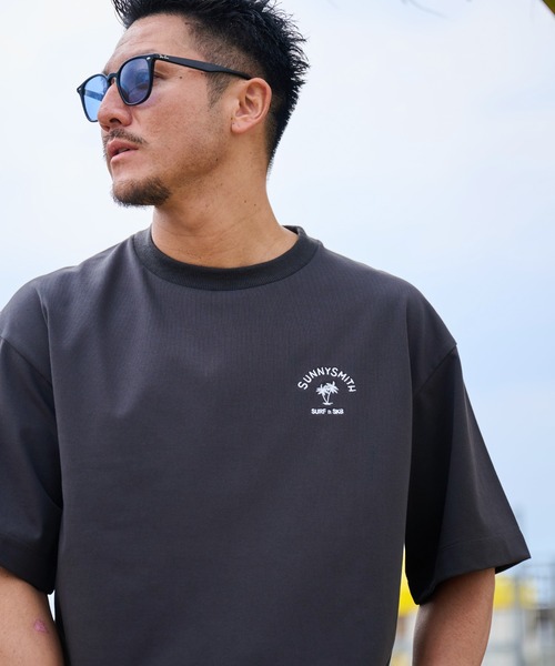 Sunny Smith(サニースミス)の「【SUNNY SMITH】ヤシの木アーチロゴワンポイント刺繍Tシャツ(Tシャツ/カットソー・メンズ・ホワイト/アッシュ/スミクロ・MEDIUM/LARGE)」の9枚目の写真